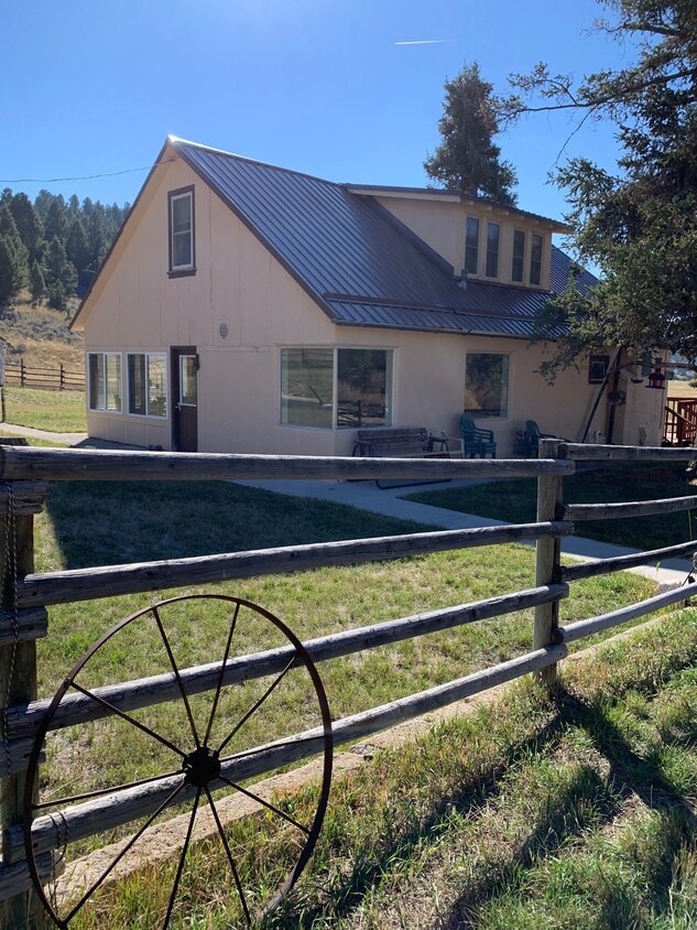 House outside - 490 Browns Gulch Rd