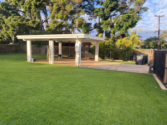 Building Photo - Three Bedroom, Two Bath Home near Aki's Beach