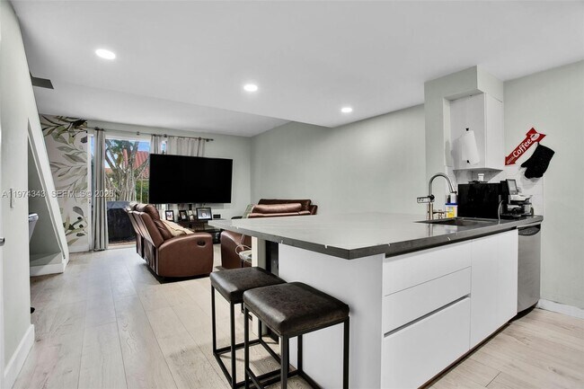 Foto del edificio - 850 Sorrento Dr