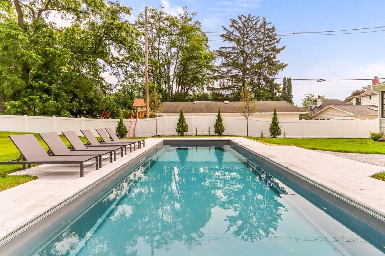 Foto del edificio - Downtown Lake Geneva Furnished Home with Pool & Patio Available for Monthly & Mid-Term Rentals