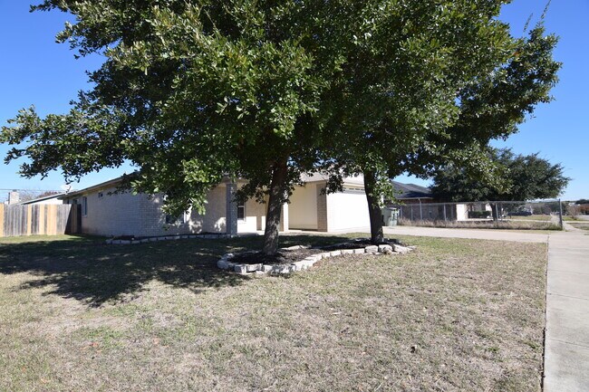 Building Photo - 3605 Basset Dr