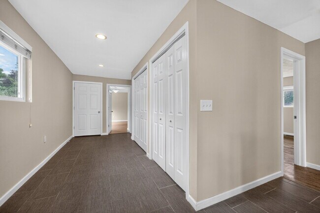 Building Photo - Top floor Duplex in Kent.  4 beds 2 bath with Very large fenced yard and 2 car garage. RENT $3295...