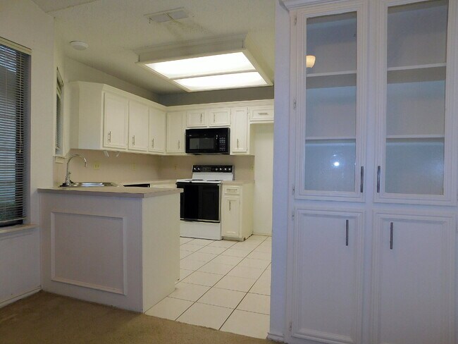 Building Photo - Beautiful Townhouse off Frankford!