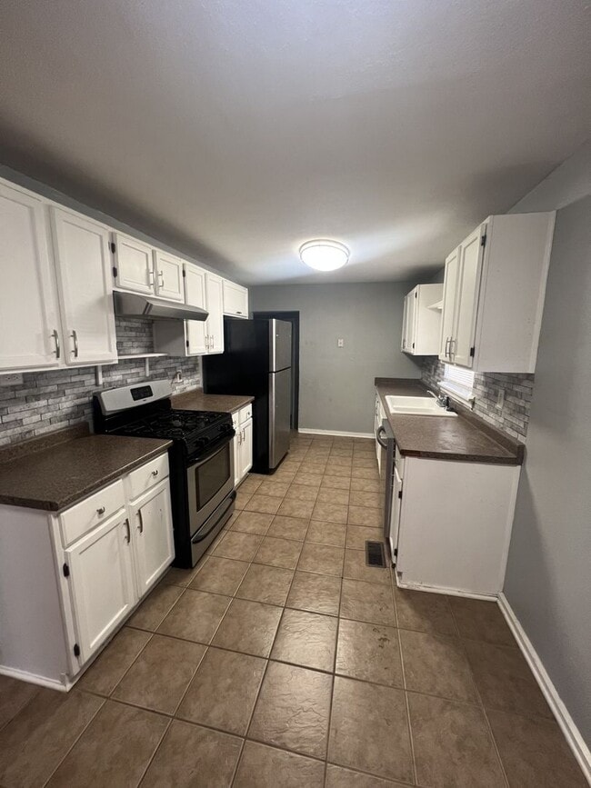 Building Photo - COMING SOON: Cute 3 bedroom, 2 bathroom ho...