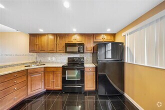Building Photo - 6075 N Sabal Palm Blvd