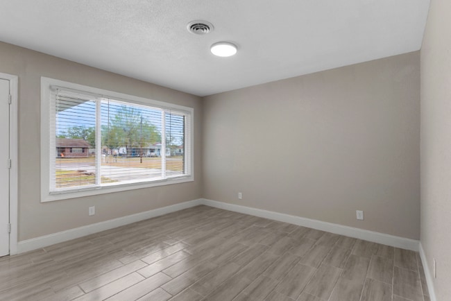 Foto del edificio - 815 N Hendry Ave