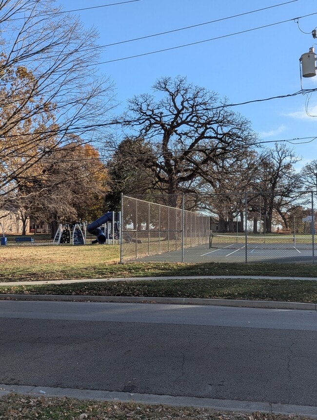 Parque Drake. ¡Justo en la puerta, cruzando la calle! - 2313 Drake Park Ave