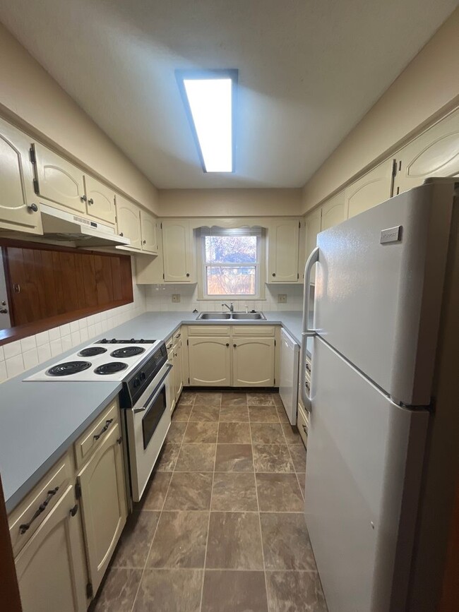 Building Photo - Warm & Inviting 3 Bed, 2 Bath