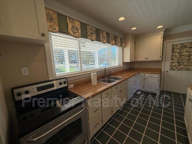 Foto del edificio - 292 Feezor Rd