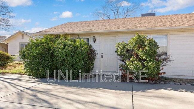 Building Photo - 3232 N Hedgewood Dr