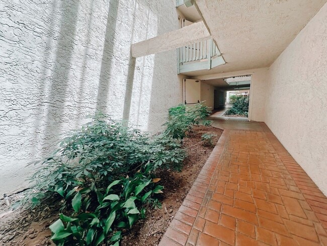 Building Photo - 2 Bedroom, 2 Bath, 1200 square feet, Gated Community