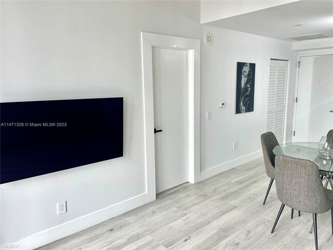 Building Photo - 1 br, 1 bath Condo - 151 SE 1st St Apt 2505