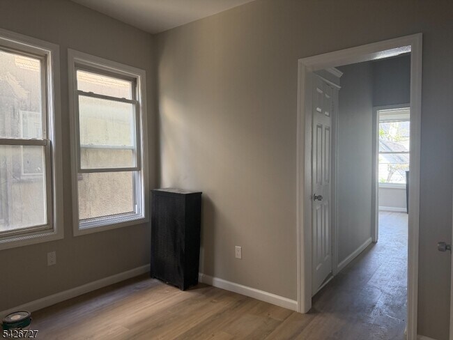 Foto del edificio - 37 Mapes Ave