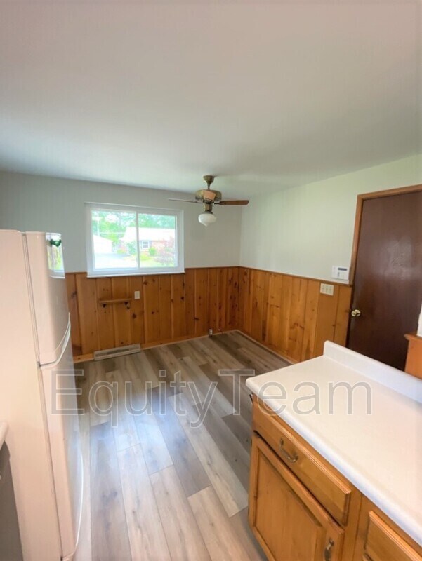 Building Photo - 2162 Oakwood Dr