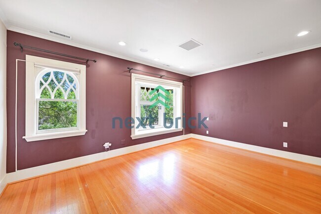 Foto del edificio - Rare Find-Heritage Historic Lake View Luxury Condo opportunity!