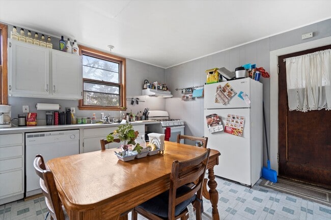 Building Photo - 3217 N Newhall St