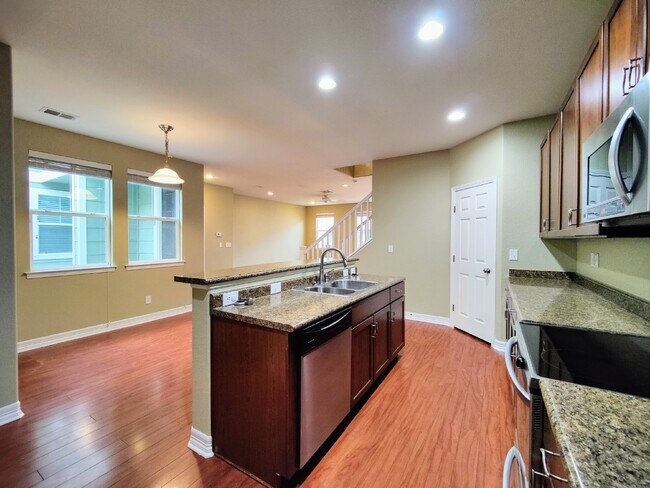 Building Photo - "Charming 2-Bed, 2.5-Bath Townhouse with S...