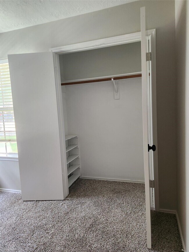 Foto del edificio - 1900 Old Creek Dr