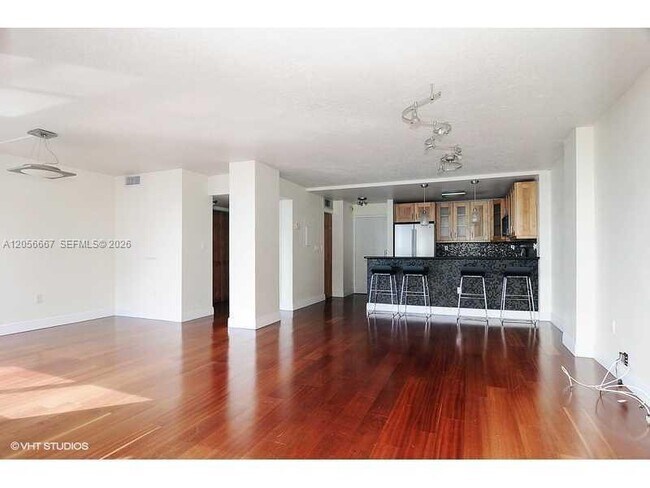 Foto del edificio - 600 NE 36th St