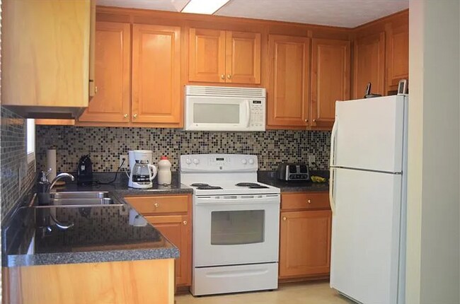 Building Photo - Spacious 3-Bedroom Home with Huge Daylight...