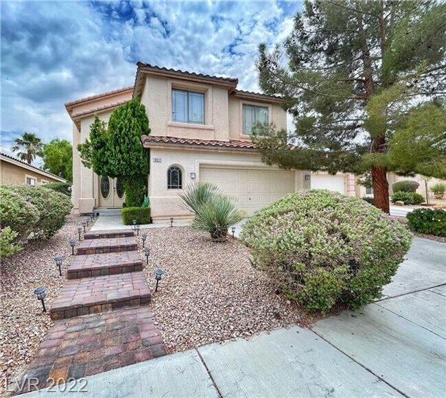 Foto del edificio - Beautiful 5 bedroom, 2 story home in the h...