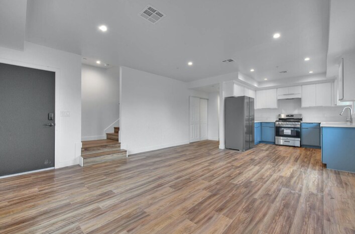 Primary Photo - 9511 Baring Cross St Los Angeles, CA 90044