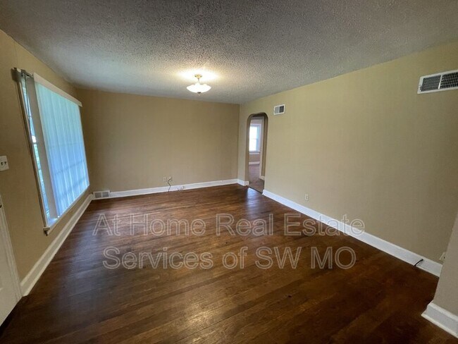 Building Photo - 740 S Pickwick Ave