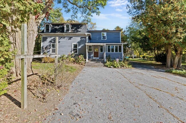 Building Photo - Well-Cared for historic beauty in private setting tucked in the Hill Section