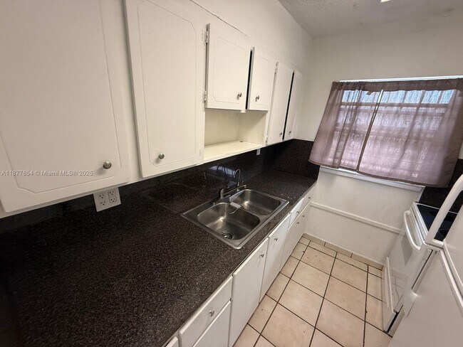Building Photo - 1325 W 68th St
