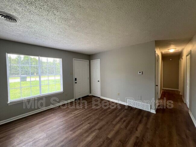 Foto del edificio - 4864 Hillbrook Rd