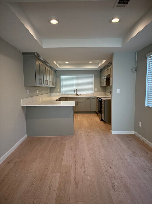 Foto del edificio - 3266 Shelby Pl