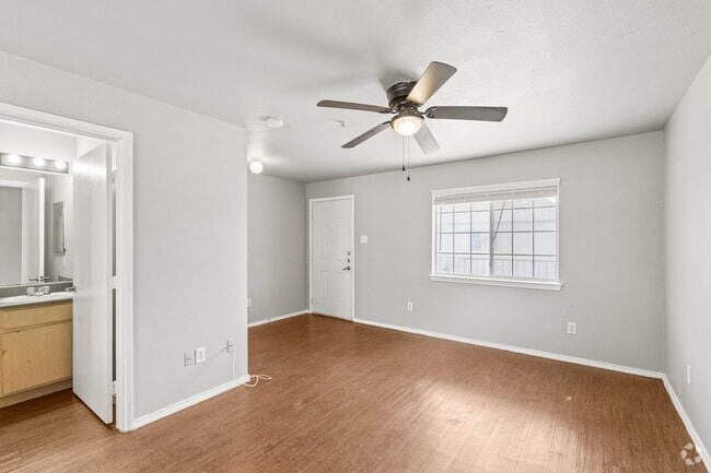 Studio - 500SF - 2520 W Prairie St