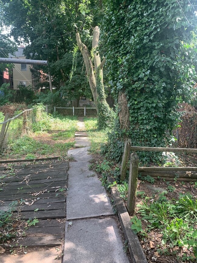 Building Photo - Spacious 4 Bedroom, 1.5 Bath House With Yard-York City SD