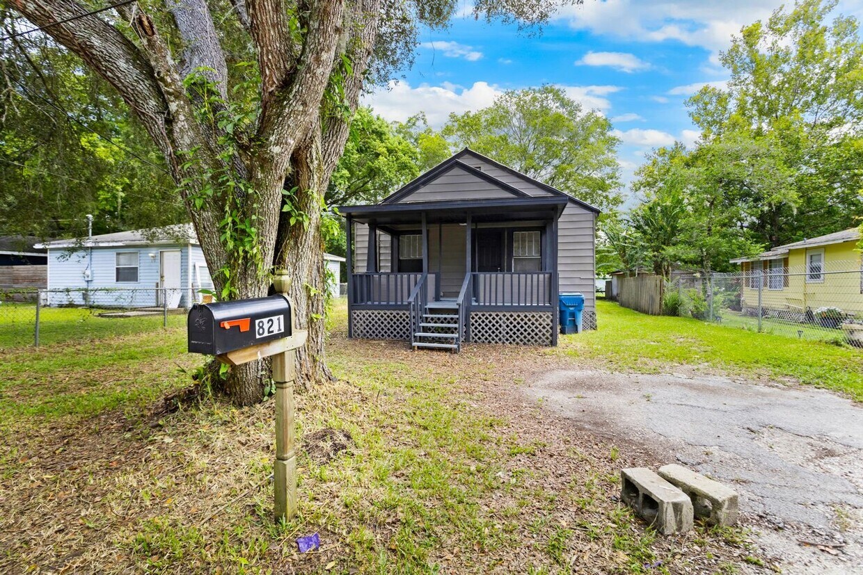 Foto principal - Spacious 3bdrm/1bath Home with large yard ...