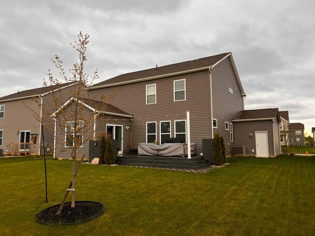 Building Photo - 642 Holbrook Dr