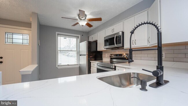 Foto del edificio - 8320 Bark Tree Ct