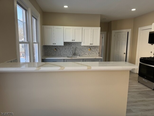 Building Photo - 56 Smith St