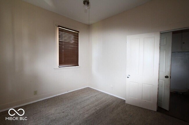 Foto del edificio - 879 S Tompkins St