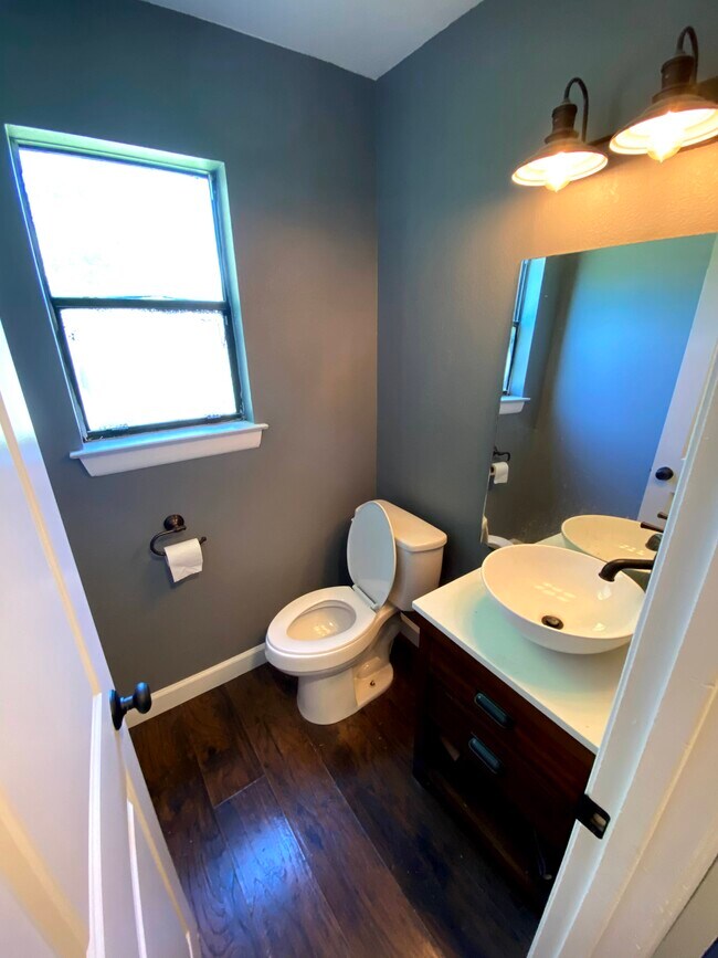 Tocador (medio baño) - 8107 Hood Cir