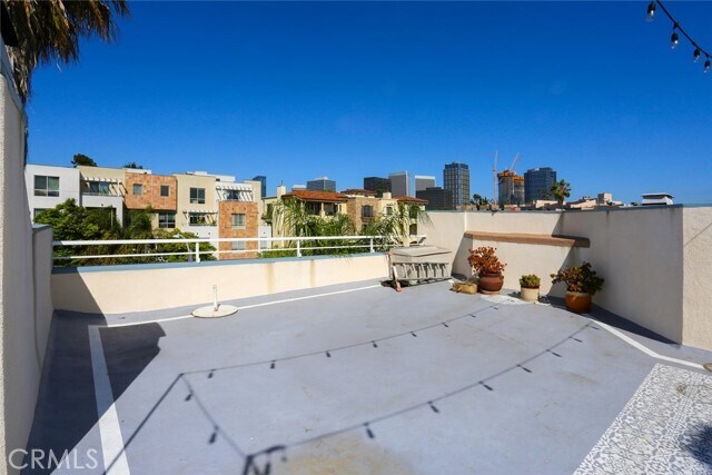 Foto del edificio - 1423 S Beverly Glen Blvd