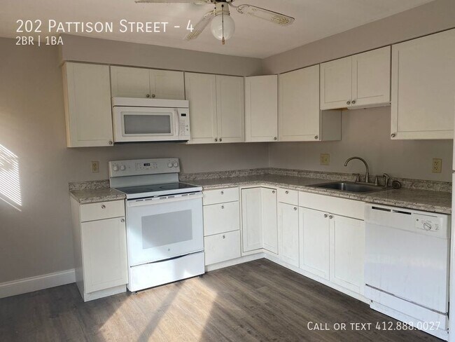 Building Photo - 2 bedroom 1.5 bath Townhome Evans City!