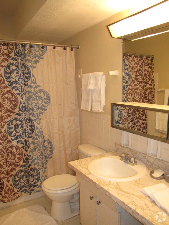 Baño - University Crossing Apartments
