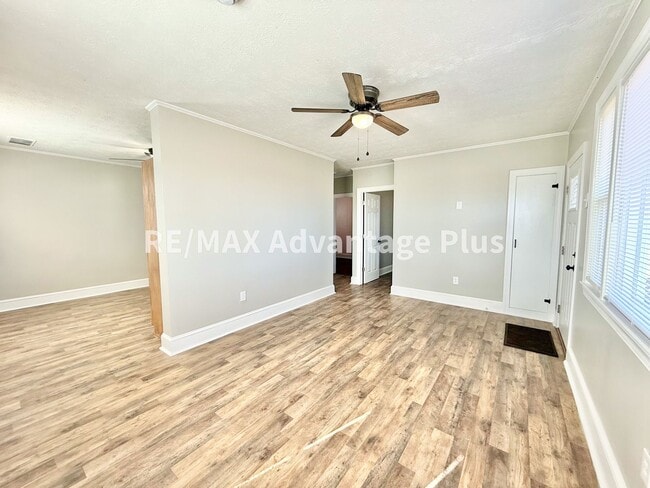 Building Photo - Charming renovated home in country setting