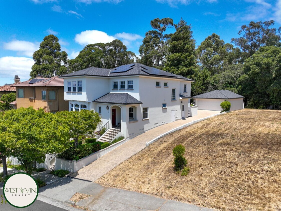 Primary Photo - Spectacular Hill Top Home W/ Expansive Vie...