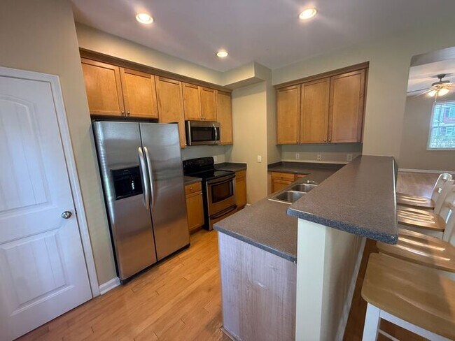 Building Photo - Spacious 3 bedroom 2.5 bath end unit townhome!
