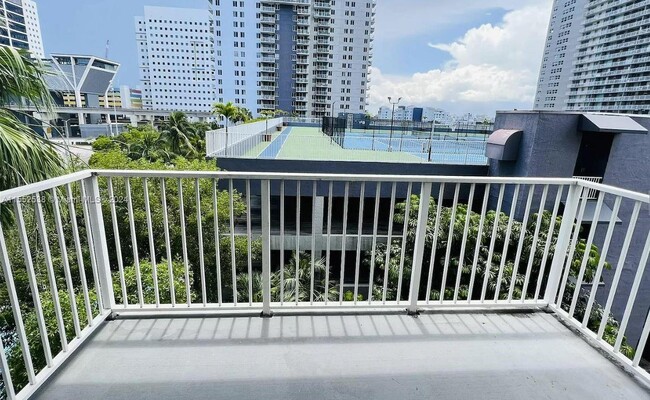 Building Photo - 800 N Miami Ave