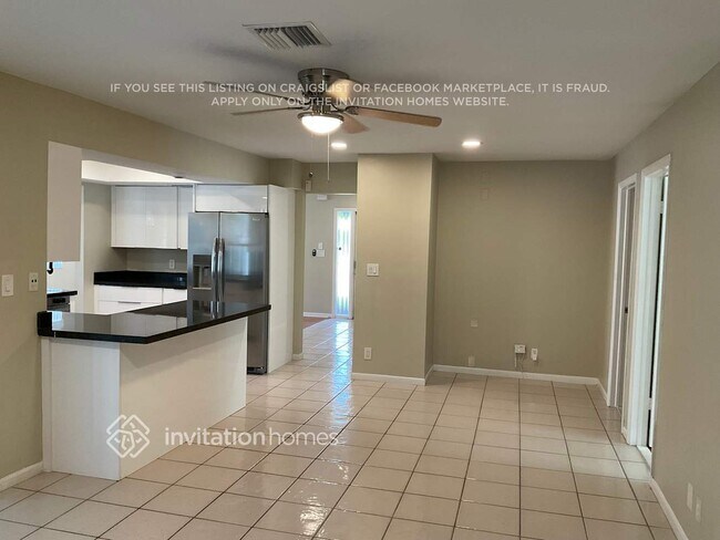 Foto del edificio - 6590 Hollandaire Dr W