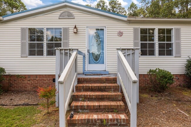 Building Photo - 4 bedroom 2 bathroom spacious home!
