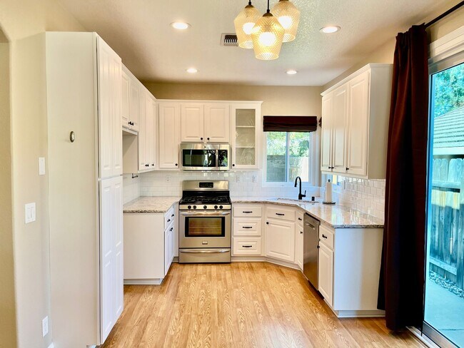 Foto del edificio - Great Home available immediately