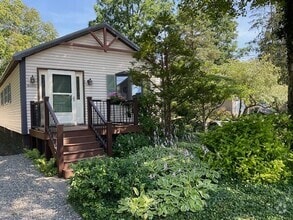 Building Photo - 4650 E Lakeview Dr